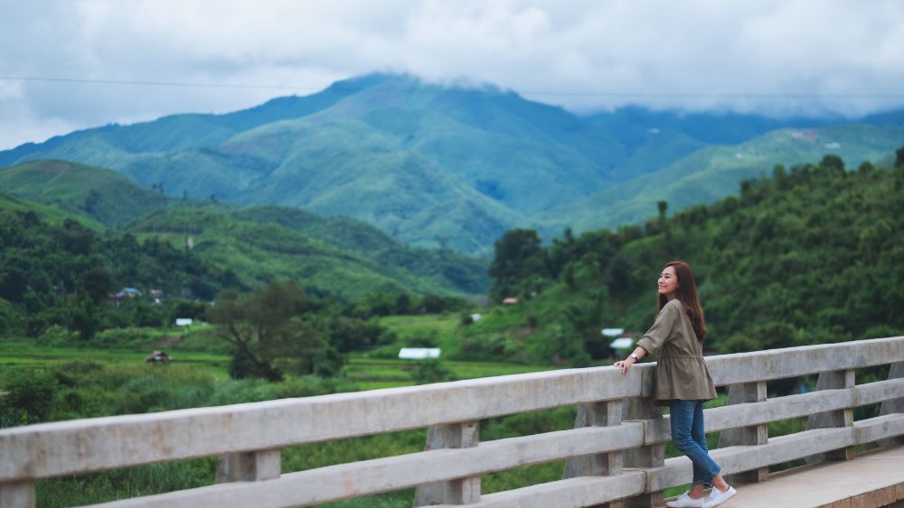 Tourist With Kanchenjunga In The Background - Car Rentel Blog